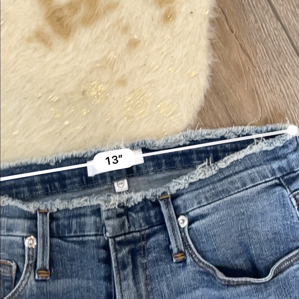 Good American raw hem high rise denim shorts - Picture 3 of 7